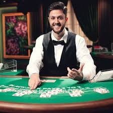 Antarmuka meja blackjack langsung bakar77 dengan streaming dealer dan opsi taruhan